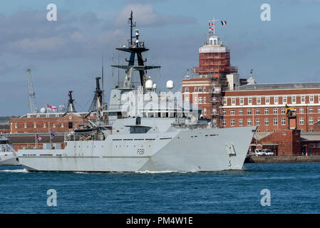 Le HMS Tyne au départ de Portsmouth Harbour à patrouiller les zones de pêche au large des côtes de la Manche. Banque D'Images