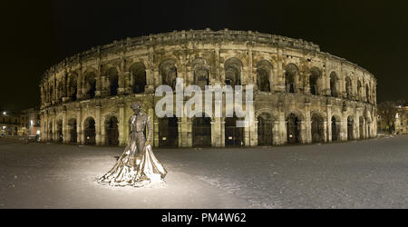 France - Gard (30) - Nimes - Vue panoramique d'arenas et statue de Nimenio Banque D'Images