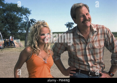 Photo du film / Publicité encore de 'R.V.' Kristin Chenoweth, Jeff Daniels © 2006 Sony Pictures Crédit photo : Joe Lederer Référence de fichier #  30737218THA pour un usage éditorial uniquement - Tous droits réservés Banque D'Images