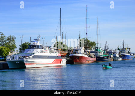 Port de la ville de Nessebar au crépuscule. Banque D'Images