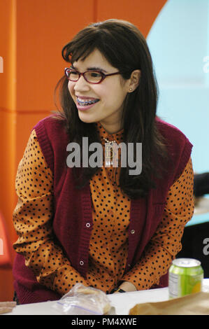 Publicité studio toujours de 'Ugly Betty' (épisode pilote) America Ferrera 2006 Crédit photo : John Clifford Référence #  307372671THA pour un usage éditorial uniquement - Tous droits réservés Banque D'Images