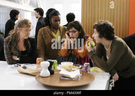 Publicité studio toujours de 'Ugly Betty' (épisode pilote) Ashley Jensen, Cicily Daniels, America Ferrera, Kristen Schaal 2006 Crédit photo : John Clifford Référence #  307372672THA pour un usage éditorial uniquement - Tous droits réservés Banque D'Images