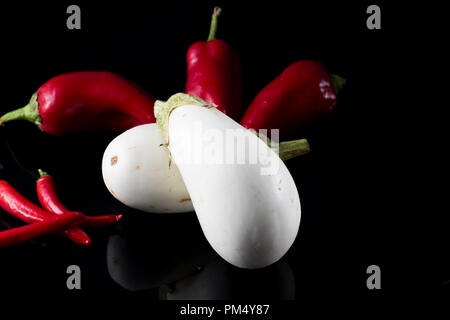 Des piments Calabrais et épicés aubergines blanches. Banque D'Images