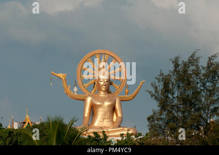 Thaïlande - Koh Samui - Big Buddha Temple - Wat Phra Yai - statue sur le lever du soleil Banque D'Images