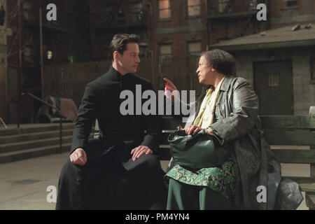 Photo du film / Publicité encore de 'The Matrix Reloaded' Keanu, Gloria Foster © 2003 Warner Brothers Crédit photo : Melinda Sue Gordon Référence #  30753303THA pour un usage éditorial uniquement - Tous droits réservés Banque D'Images