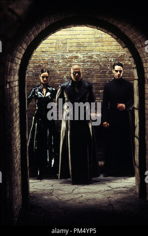 Photo du film / Publicité encore de 'The Matrix Reloaded' Carrie-Anne Moss, Laurence Fishburne, Keanu Reeves © 2003 Warner Brothers Crédit photo : Caipirinha Boland Référence de dossier #  30753323THA pour un usage éditorial uniquement - Tous droits réservés Banque D'Images