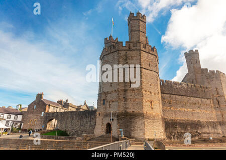 Château de Caernarfon dans le Nord du Pays de Galles, une forteresse médiévale à Caernarfon, Gwynedd, au Royaume-Uni. Banque D'Images