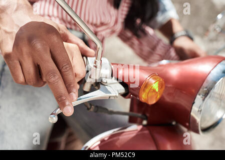 Relation amoureuse. Jeune couple divers équitation vélo sur l'ensemble de la rue ville close-up. L'enseignement de l'homme femme à ride Banque D'Images