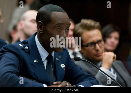 De gauche à droite : le colonel James "Rhodey" Rhodes (Don Cheadle) et Justin Hammer (Sam Rockwell) dans "Iron Man 2" 2010. Banque D'Images