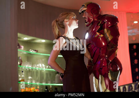 De gauche à droite : Pepper Potts (Gwyneth Paltrow) et Tony Stark (Robert Downey Jr.) dans "Iron Man 2". Banque D'Images