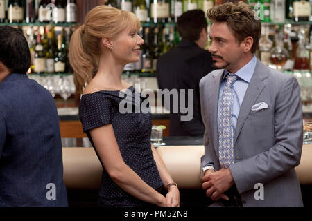 De gauche à droite : Pepper Potts (Gwyneth Paltrow) et Tony Stark (Robert Downey Jr.) dans "Iron Man 2". Banque D'Images