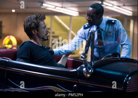 De gauche à droite : Tony Stark (Robert Downey Jr.) et le Colonel James "Rhodey" Rhodes (Don Cheadle) dans "Iron Man 2". Banque D'Images