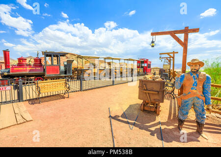 Calicot, California, United States - 15 août 2018 : calicot et Narrow Gauge Railroad Odessa qu'avec un vieux train à vapeur fait un tour à travers d'anciennes mines de Calico Ghost Town, Comté de San Bernardino. Banque D'Images