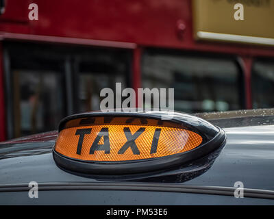 LONDRES, Royaume-Uni - 25 AOÛT 2018 : panneau taxi sur London Black taxi Cab dans le West End Banque D'Images