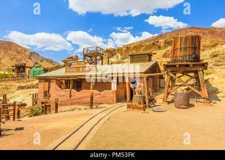 Calicot, California, United States - 15 août 2018 : entrée pour le tour de Maggie mining CO à Calico Ghost Town avec abandonné mines d'or et d'argent. Parc historique et populaire destination touristique. Banque D'Images