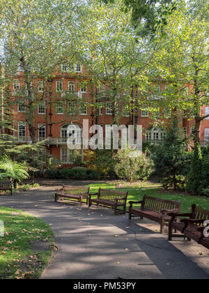 LONDRES, Royaume-Uni - 25 AOÛT 2018 : vue sur les jolis jardins de Mount Street à Mayfair Banque D'Images