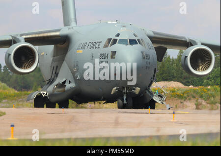 Près du nez, pilotage et deux moteurs d'un avion cargo de l'US Air Force Boeing C-17 dans l'aéroport Helsinki-Vantaa, 15.07.2018. Banque D'Images
