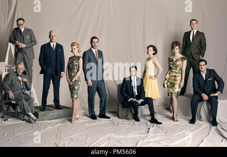 January Jones, Elisabeth Moss, Jon Hamm, Jared Harris, Christina Hendricks, Vincent Kartheiser, Robert Morse, John Slattery, Rich Sommer et Aaron Staton 'Mad Men' 2010 (saison 4) Banque D'Images