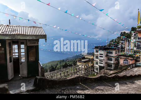 Paysage urbain et les drapeaux de prières, Darjeeling, West Bengal, India. Banque D'Images