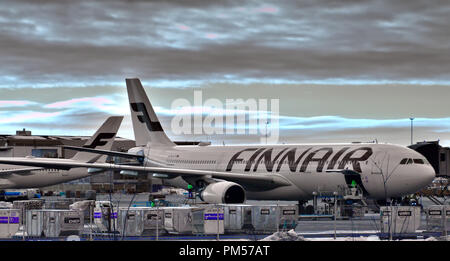 Le Finnair Airbus A330-302, reg. OH-LTP en attendant le prochain vol dans le terminal de l'aéroport Helsinki-Vantaa, la Finlande. Photo prise 17.03.2018 Banque D'Images