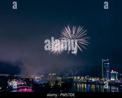 Minsk, Belarus - 15 septembre 2018 : au-dessus du centre-ville de Minsk d'artifice lumineux. H.O.G. Rally Minsk. Belle vue panoramique de la ville de nuit. Banque D'Images