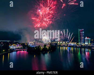 Minsk, Belarus - 15 septembre 2018 : la nuit de la ville de Minsk, vue panoramique. Feux d'artifice fête lumineuse au-dessus de la ville. Moto fest H.O.G. Clos de Minsk rallye Banque D'Images