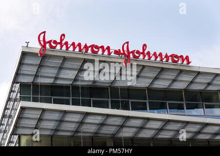 PRAGUE, RÉPUBLIQUE TCHÈQUE - 12 MAI 2018 : Johnson & Johnson logo de l'entreprise bâtiment du siège, le 12 mai 2018 à Prague, République tchèque. Banque D'Images