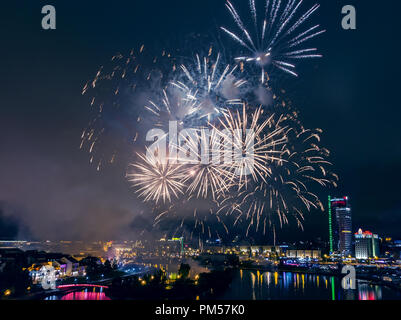 Minsk, Belarus - 15 septembre 2018 : le centre-ville de Minsk d'artifice au-dessus de nuit au cours de moto fest H.O.G. Clôture de Minsk de rallye. Ville au centre-ville, panor Banque D'Images