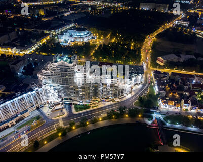 Minsk, Belarus - 15 septembre 2018 : la nuit de la ville de Minsk. Vue panoramique vue aérienne Vue urbaine avec l'éclairage de rue lumineux Banque D'Images