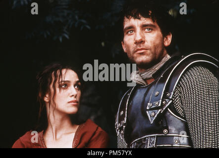 Photo du film de 'King Arthur', Keira Knightley Clive Owen © 2004 Pierre Crédit photo : Jonathan Hession Référence de fichier #  30735480THA pour un usage éditorial uniquement - Tous droits réservés Banque D'Images