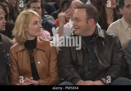 Publicité studio de 'Toujours' attelage Amber Valletta, Kevin James © 2005 Columbia Pictures Photo de Barry Wetcher Référence de fichier #  307361978THA pour un usage éditorial uniquement - Tous droits réservés Banque D'Images