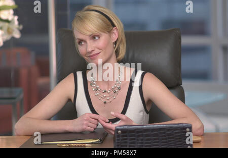 Publicité studio de 'Toujours' attelage Amber Valletta © 2005 Columbia Pictures Photo de Barry Wetcher Référence de fichier #  307361980THA pour un usage éditorial uniquement - Tous droits réservés Banque D'Images