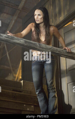 Photo du film / Publicité encore de 'Le Texas Chainsaw Massacre : The Beginning' Jordana Brewster © 2006 New Line Crédit photo : Van Redin Référence de fichier #  307371199THA pour un usage éditorial uniquement - Tous droits réservés Banque D'Images