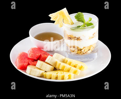 Muesli, fruits frais et le miel isolé sur fond noir. Sho Studio Banque D'Images