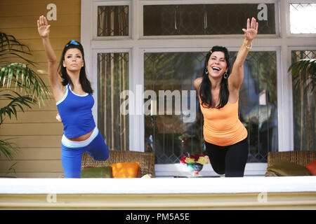 Publicité studio le NDP dépasse encore de Housewives' (épisode Nom : Merci beaucoup) Eva Longoria, Maria Conchita Alonso 2006 Crédit photo : Danny Feld Référence #  307371619THA pour un usage éditorial uniquement - Tous droits réservés Banque D'Images