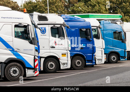 Poids lourds européens ou les camions à la sortie d'autoroute la Medway services sur le M2 Banque D'Images