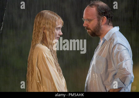 Publicité studio toujours de "Lady In The Water' Bryce Dallas Howard, Paul Giamatti © 2006 Warner Crédit photo : Frank Masi Référence de fichier #  307371889THA pour un usage éditorial uniquement - Tous droits réservés Banque D'Images