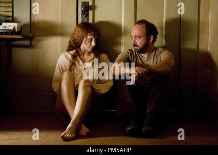 Publicité studio toujours de "Lady In The Water' Bryce Dallas Howard, Paul Giamatti © 2006 Warner Crédit photo : Frank Masi Référence de fichier #  307371890THA pour un usage éditorial uniquement - Tous droits réservés Banque D'Images