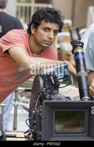 Publicité studio toujours de "Lady In The Water' M. Night Shyamalan © 2006 Warner Crédit photo : Frank Masi Référence de fichier #  307371896THA pour un usage éditorial uniquement - Tous droits réservés Banque D'Images