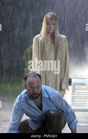 Publicité studio toujours de "Lady In The Water' Paul Giamatti, Bryce Dallas Howard © 2006 Warner Crédit photo : Frank Masi Référence de fichier #  307371907THA pour un usage éditorial uniquement - Tous droits réservés Banque D'Images