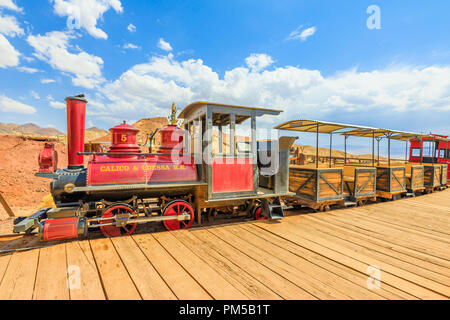 Calicot, Californie, USA - 15 août 2018 : la station de calicot et Odessa Narrow Gauge Railroad qui avec un vieux train à vapeur fait un tour à travers d'anciennes mines de Calico Ghost Town, Comté de San Bernardino. Banque D'Images