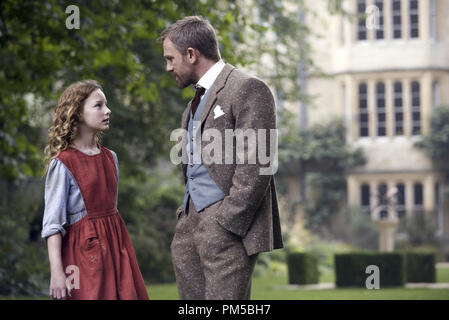 Photo du film de 'The Golden Compass' Dakota Blue Richards, Daniel Craig © 2007 New Line Cinema Crédit photo : Laurie Sparham Référence de fichier #  30738652THA pour un usage éditorial uniquement - Tous droits réservés Banque D'Images