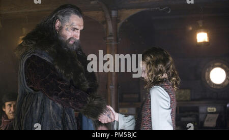 Photo du film de 'The Golden Compass' Jim Carter, Dakota Blue Richards © 2007 New Line Cinema Crédit photo : Laurie Sparham Référence de fichier #  30738672THA pour un usage éditorial uniquement - Tous droits réservés Banque D'Images
