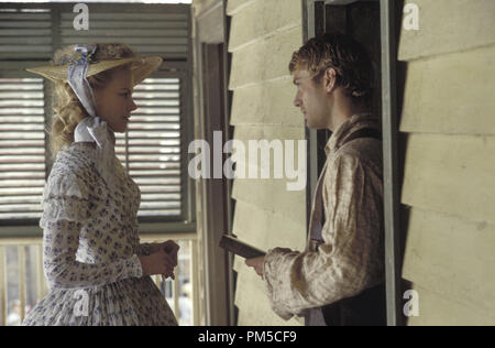 Photo du film / Publicité encore de 'Cold Mountain' Nicole Kidman, Jude Law © 2003 Miramax Crédit photo : Phil Bray Référence #  30753038THA pour un usage éditorial uniquement - Tous droits réservés Banque D'Images