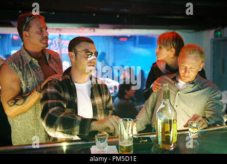 Photo du film / Publicité encore "domino" de Mickey Rourke, Brian Austin Green, Keira Knightley, Ian Ziering © 2005 New Line Cinema Crédit Photo : Daniela Fichier Scaramuzza Référence #  307361350THA pour un usage éditorial uniquement - Tous droits réservés Banque D'Images