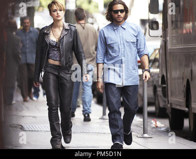 Photo du film / Publicité encore "domino" de Keira Knightley, Edgar Ramirez © 2005 New Line Cinema Crédit Photo : Daniela Fichier Scaramuzza Référence #  307361357THA pour un usage éditorial uniquement - Tous droits réservés Banque D'Images