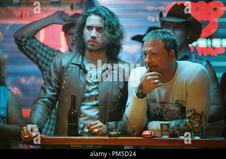 Photo du film / Publicité encore "domino" de Edgar Ramirez, Mickey Rourke © 2005 New Line Cinema Crédit Photo : Daniela Fichier Scaramuzza Référence #  307361367THA pour un usage éditorial uniquement - Tous droits réservés Banque D'Images
