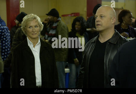 Photo du film / Publicité encore de 'Le Bouclier' Glenn Close, Michael Chiklis 2005 Crédit photo : Prashant Gupta Référence #  30736237THA pour un usage éditorial uniquement - Tous droits réservés Banque D'Images