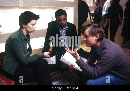 Photo du film / Publicité encore de 'Kinky Boots' Sarah-Jane Potts, Chiwetel Ejiofor, réalisateur Julian Jarrold © 2005 Miramax Films Crédit photo : Laurie Sparham Référence de fichier #  30736359THA pour un usage éditorial uniquement - Tous droits réservés Banque D'Images