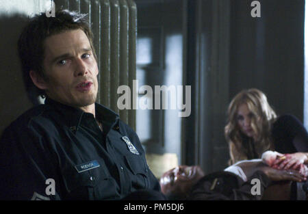 Photo du film / Publicité encore de 'Assault on Precinct 13' Ethan Hawke, Dorian Harewood, Drea de Matteo © 2005 Rogue Photos Photo Credit : Michael Gibson Référence #  30736438THA pour un usage éditorial uniquement - Tous droits réservés Banque D'Images